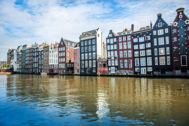 canal houses of amsterdam, pays-bas - magere brug photos et images de collection