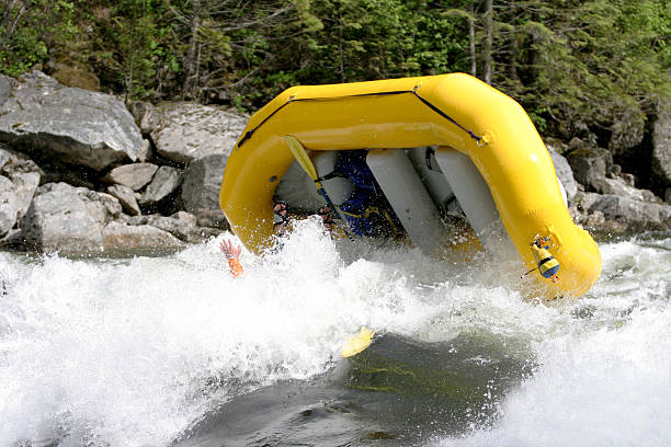 Amarelo em um raft adotado mais rápido. - foto de acervo