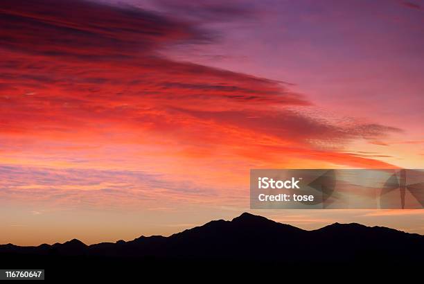 Foto de Laranja E Vermelho Céu Ao Pôr Do Sol e mais fotos de stock de Arizona - Arizona, Colorido, Céu - Fenômeno natural