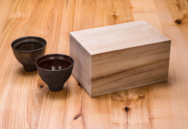 taza de cerámica japonesa y caja de madera embalaje sobre mesa de madera - canella fotografías e imágenes de stock