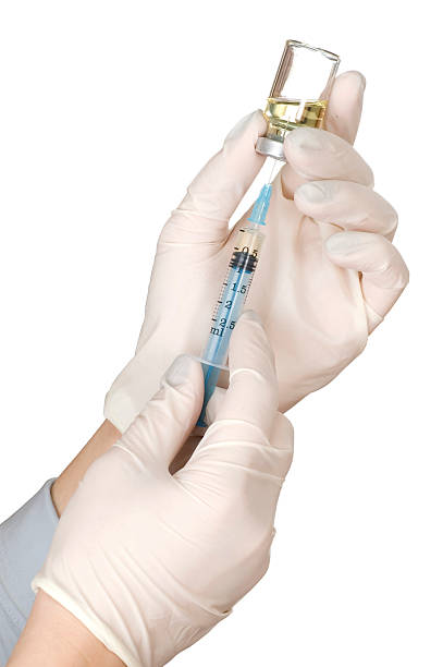 seringue dans la main - cold and flu vaccination injecting aids photos et images de collection