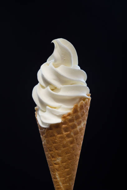 ice cream white dans un bowler glass - soft serve ice cream photos et images de collection