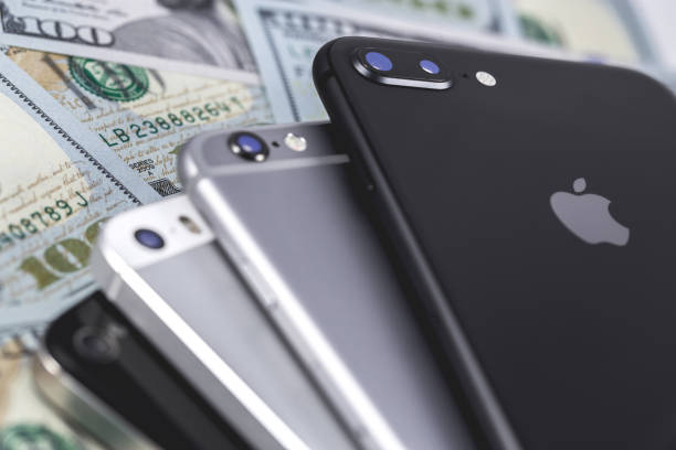 dispositivi e dollari apple iphone. ekaterinburg, russia - 12 settembre 2018 - jonathan apple foto e immagini stock