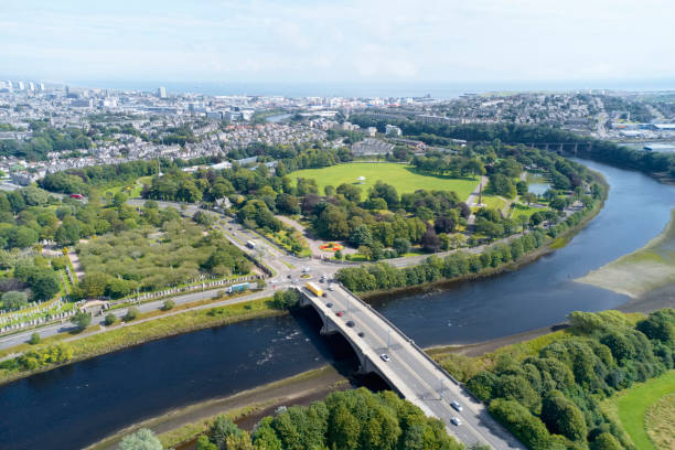 vista aérea de aberdeen como o rio dee flui em uma curva ao mar norte que mostra o parque de duthie com ponte e tráfego do sul - industry uk park tourism - fotografias e filmes do acervo