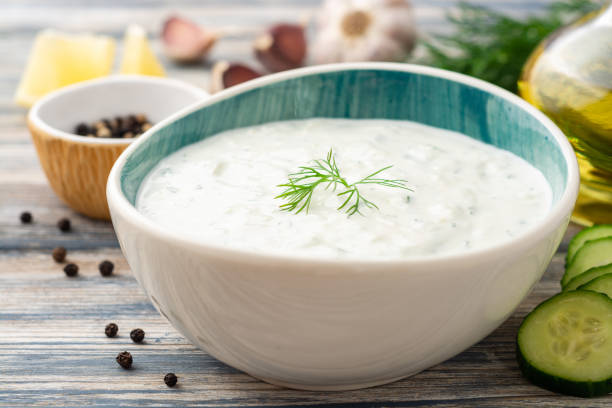 나무 테이블에 그릇에 전통적인 그리스 요구르트 소스 tzatziki - sour taste green traditional culture lemon 뉴스 사진 이미지