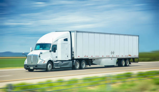 semi truck - truck driver highway truck working imagens e fotografias de stock