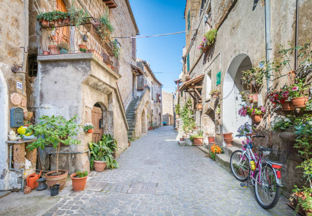 calcata, vila italiana velha na província de viterbo, lazio (italy) - viterbo province - fotografias e filmes do acervo