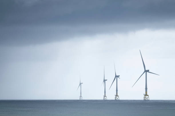 turbine eoliche presso un parco elettrico nel mare del nord ad aberdeen per la produzione di energia rinnovabile e la conservazione dell'ambiente - offshore wind foto e immagini stock