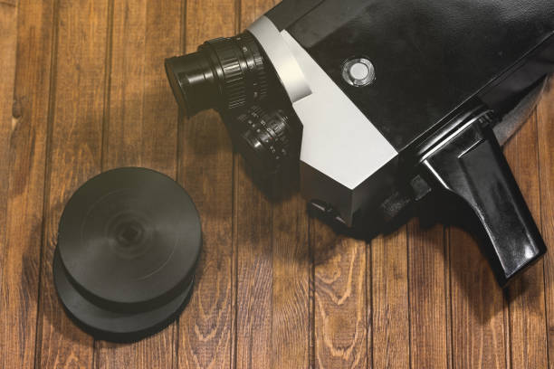 木製ボードの背景にレトロな撮影フィルムカメラ - director film industry camera old fashioned ストックフォトと画像