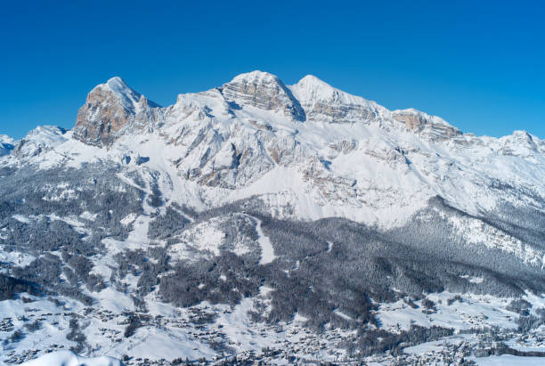 冬のトファナ山、雪に覆われた、コルティーナ・ド・アンペッツォ、イタリア - tofane ストックフォトと画像