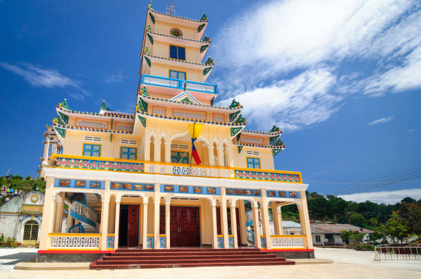 der tempel aller religionen cao dai, vietnam. - caodaism stock-fotos und bilder