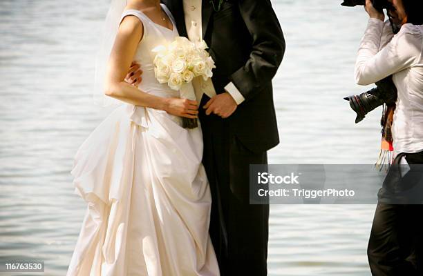 Вода Свадебные Портреты — стоковые фотографии и другие картинки Свадьба - Свадьба, Фотограф, Фотографирование