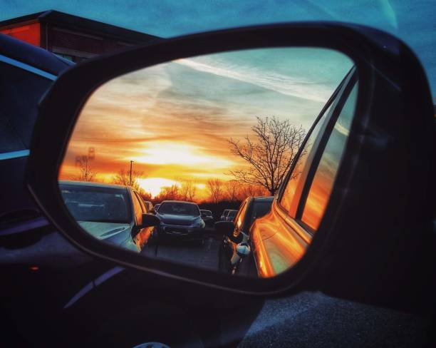 espejo lateral del coche - reflejo del amanecer - rear view mirror car mirror sun fotografías e imágenes de stock