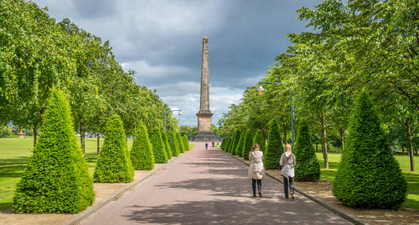 percorso che porta al nelson's monument nel glasgow green park in un nuvoloso pomeriggio estivo, in scozia. luglio-02-2017 - il monumento di nelson foto e immagini stock