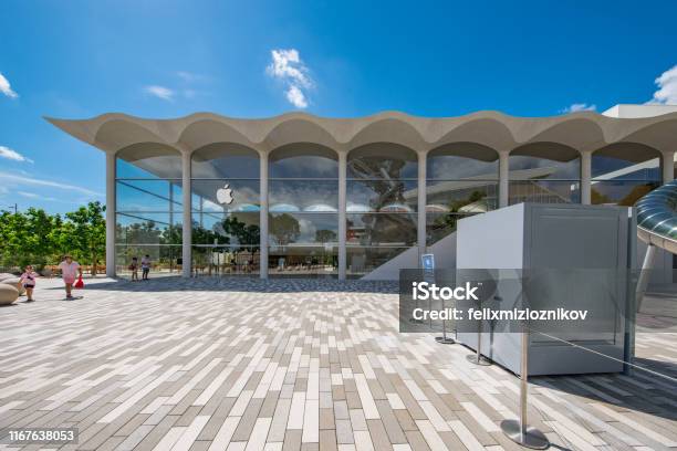 Photo Of Aventura Mall Apple Store New Location 2019 Stock Photo - Download  Image Now - iStock