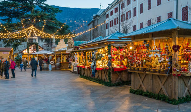 merano christmas market in the evening, trentino alto adige, northern italy. december-16-2018 - bressanone imagens e fotografias de stock