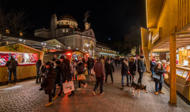 meran weihnachtsmarkt am abend, trentino südtirol, norditalien. dezember-16-2018 - merano stock-fotos und bilder