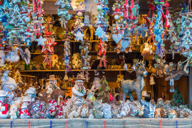 o mercado colorido do natal em vipiteno na noite. trentino alto adige, italy. dezembro de 15-2018 - north tirol fotos - fotografias e filmes do acervo