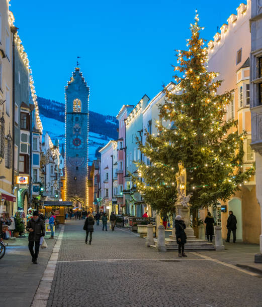 vipiteno durante o tempo de natal à noite. trentino alto adige, italy. dezembro de 15-2018 - north tirol - fotografias e filmes do acervo