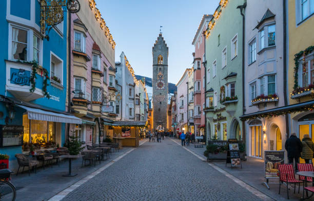 vipiteno durante o tempo de natal à noite. trentino alto adige, italy. dezembro de 15-2018 - north tirol fotos - fotografias e filmes do acervo