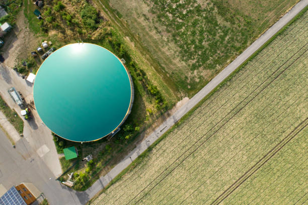 biogas plant - biomasse erneuerbarkeit fotos stock-fotos und bilder