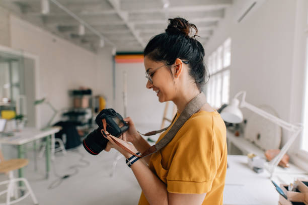 photographe travaillant dans un studio - photographe photos et images de collection