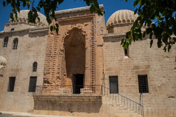 Mardin’de bulunan tarihi Kasımiye Medresesinin giriş kapısı ve dış cephesi