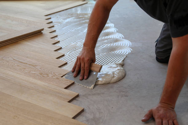 ouvrier posant le plancher de parquet. ouvrier installant le plancher stratifié en bois - parquet floor photos et images de collection