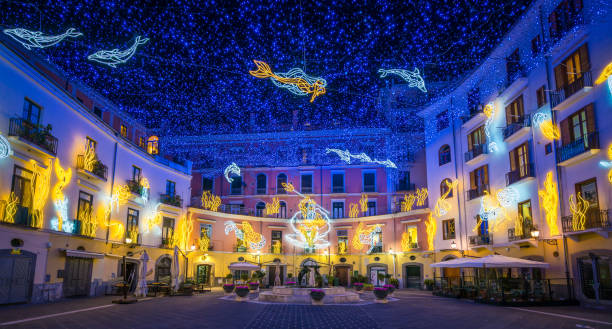 die erstaunliche "luci d'artista" (künstlerlichter) in salerno während der weihnachtszeit, kampanien, italien. - triton stock-fotos und bilder