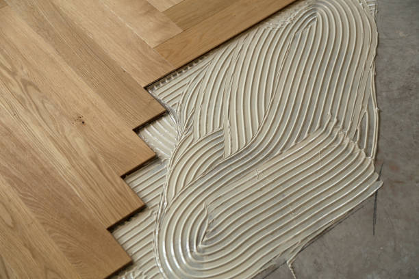 마루의 개조 된 객실 설치 공사 - repairing floor glue wood 뉴스 사진 이미지