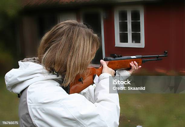 Donna Con Un Fucile - Fotografie stock e altre immagini di Arma da fuoco - Arma da fuoco, Autodifesa, Donne