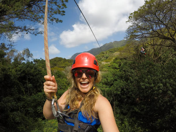 zip futter abenteuer im dschungel von kauai mit mama - ziplining zip line outdoors zip lining stock-fotos und bilder