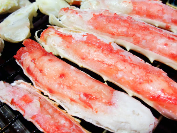 patas de cangrejo - alaskan king crab fotografías e imágenes de stock