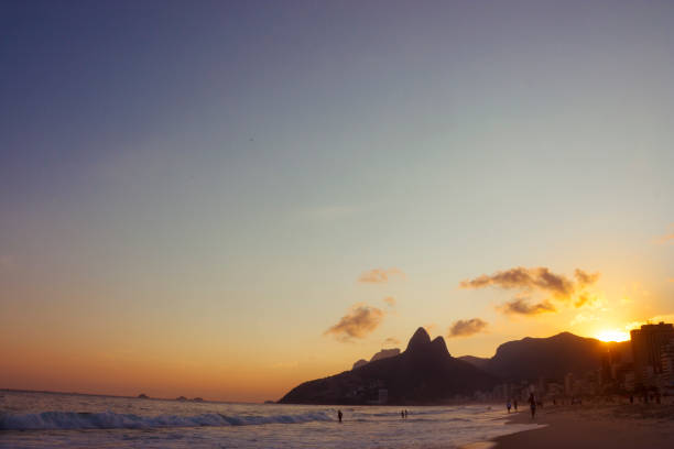 beau coucher du soleil à la plage d'ipanema à rio de janeiro - plage de leblon photos et images de collection