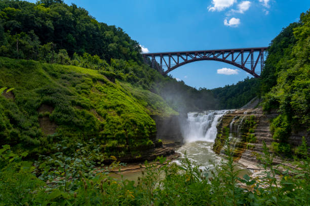 park stanowy letchworth: upper falls, most łukowy genesee - letchworth state park zdjęcia i obrazy z banku zdjęć