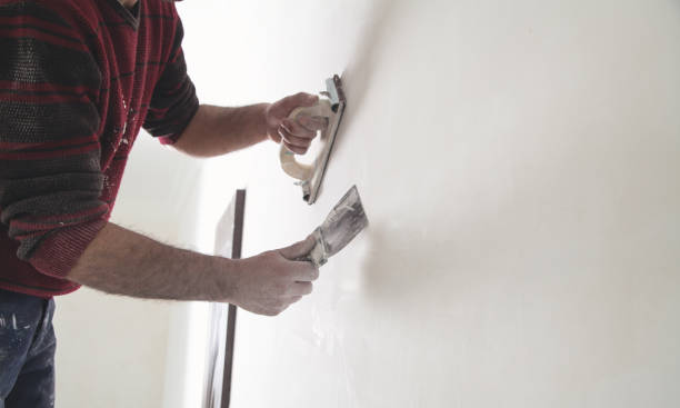 istock Worker grinding wall with sandpaper. Renovation 1167690967