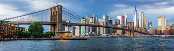 vista à skyline de manhattan do dumbo do parque da ponte de brooklyn antes do temporal. - lower downtown - fotografias e filmes do acervo