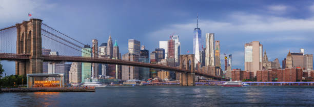 vista al horizonte de manhattan desde brooklyn bridge park dumbo antes de la tormenta. - lower manhattan skyline new york city city fotografías e imágenes de stock