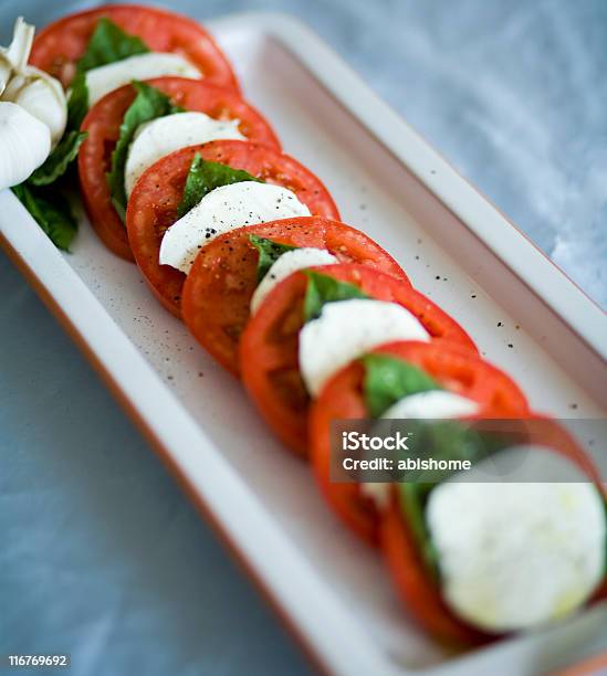 Photo libre de droit de Salade De Capri banque d'images et plus d'images libres de droit de Basilic - Basilic, Haute gastronomie, Huile d'olive