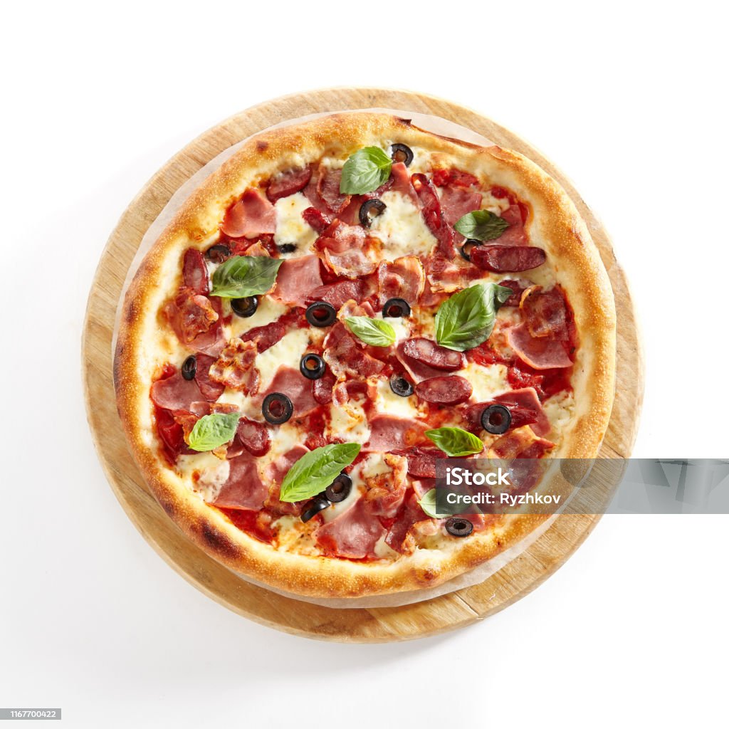 Fleisch Mix Pizza mit Parma Schinken isoliert auf weißem Hintergrund - Lizenzfrei Pizza Stock-Foto
