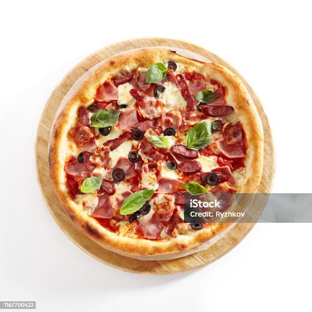 Fleisch Mix Pizza Mit Parma Schinken Isoliert Auf Weißem Hintergrund Stockfoto und mehr Bilder von Pizza