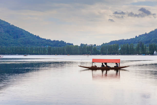 Scenic view of Dal lake, Jammu & Kashmir, India unidentified tourists enjoying boating at Dal Lake, Sri Nagar, Jammu & Kashmir, India on june 22, 2018 lake nagin stock pictures, royalty-free photos & images