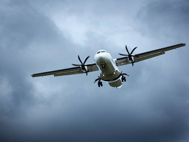 propeller avión en el cielo vehemente - runway airplane landing landing light fotografías e imágenes de stock