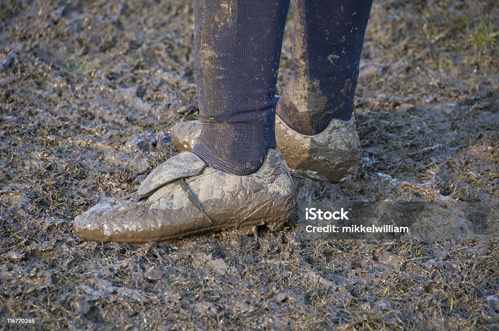 Jogador de futebol com sujo botas de futebol cheio de Lama - Royalty-free Lama - Solo Foto de stock