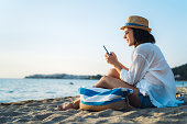 telefon-am-strand-verwenden.jpg?b=1&s=170x170&k=20&c=R3OlgTIdihzx13FKh__aQikgVxKmop1i16rWYw78g5k=