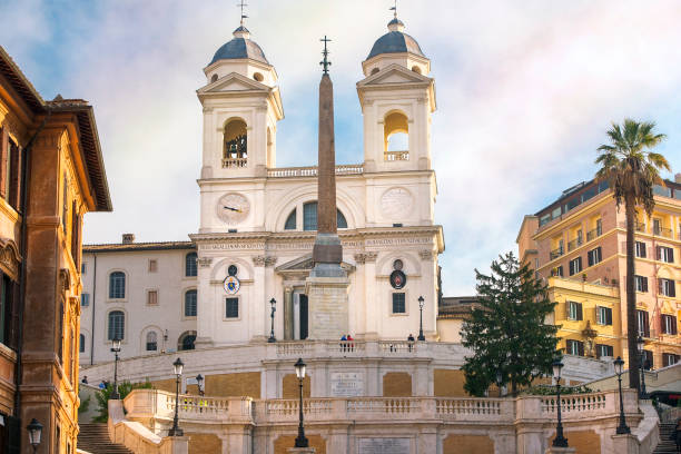 обелиск и церковь тринита деи монти на вершине испанских ступеней в риме - piazza di spagna spanish steps church trinita dei monti стоковые фото и изображения