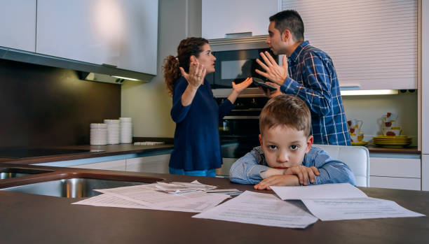 caméra à la recherche de garçon triste tandis que ses parents argumentent - domestic violence photos et images de collection