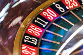 roulette-rad-in-einem-dunklen-casino.jpg?b=1&s=170x170&k=20&c=URAvrTAgLE6l9CNFcNARRue9SeXN-2_mTCdsX_YEwSg=