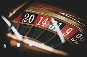 roulette-rad-in-einem-dunklen-casino.jpg