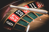 roulette-rad-in-einem-dunklen-casino.jpg?b=1&s=170x170&k=20&c=p_FGY04AeDCo0RablBBPyMFke0Wp6CdLQiQth2sF24Q=